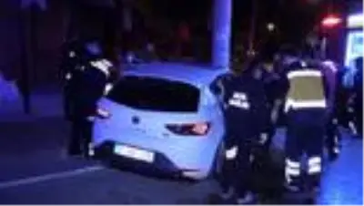 Elektrik direğine çarpan otomobildeki 3 kişi yaralandı Elektrik direğine çarpan otomobildeki 3 kişi yaralandı