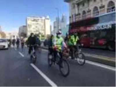 Engellere karşı Şişli'den Üsküdar'a pedal çevirdiler Engellere karşı Şişli'den Üsküdar'a pedal çevirdiler