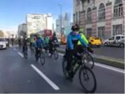 Engellere karşı Şişli'den Üsküdar'a pedal çevirdiler Engellere karşı Şişli'den Üsküdar'a pedal çevirdiler