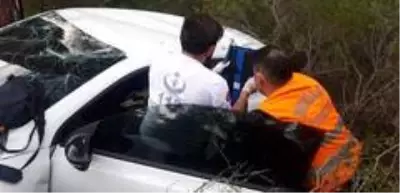 Uçuruma yuvarlanan otomobilin sürücüsü kurtarıldı Uçuruma yuvarlanan otomobilin sürücüsü kurtarıldı