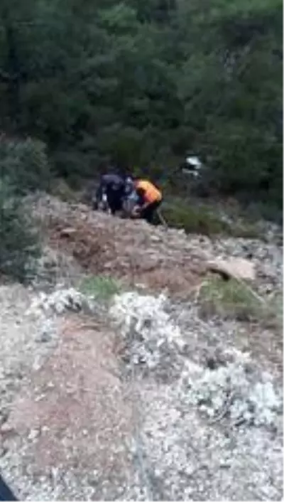 Uçuruma yuvarlanan otomobilin sürücüsü kurtarıldı Uçuruma yuvarlanan otomobilin sürücüsü kurtarıldı