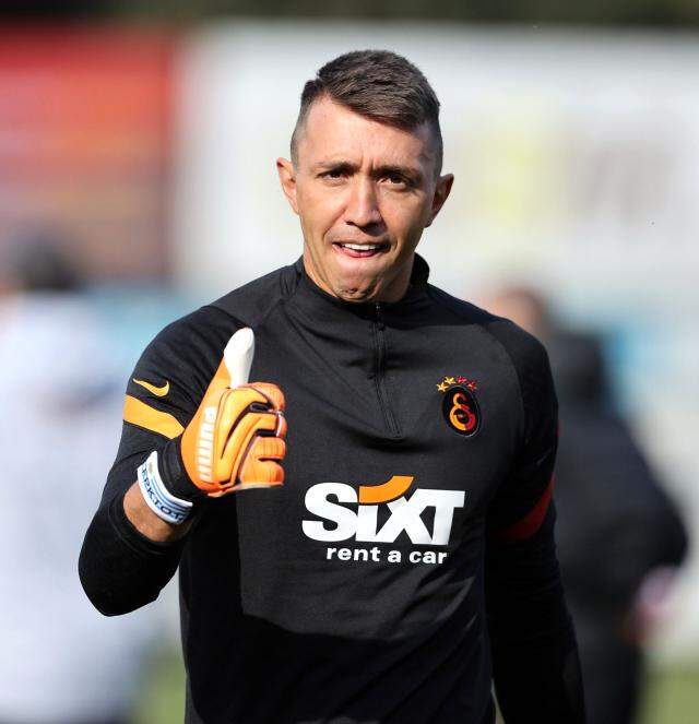 Galatasaray'da Muslera İstanbul'a döndü ve saha çalışmalarına başladı