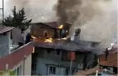 Hatay'da 2 katlı ev alev alev yandı Hatay'da 2 katlı ev alev alev yandı