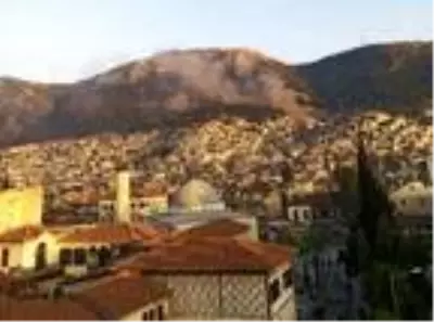 Hatay'da 2 katlı ev alev alev yandı Hatay'da 2 katlı ev alev alev yandı