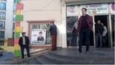 Son dakika! HDP'liler ile evlat nöbeti tutan aileler arasında 'hoşt' gerginliği Son dakika! HDP'liler ile evlat nöbeti tutan aileler arasında 'hoşt' gerginliği