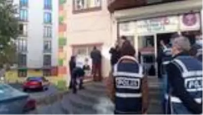 Son dakika! HDP'liler ile evlat nöbeti tutan aileler arasında 'hoşt' gerginliği Son dakika! HDP'liler ile evlat nöbeti tutan aileler arasında 'hoşt' gerginliği