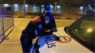 Hem karantinayı hem de kısıtlamayı ihlal etti Hem karantinayı hem de kısıtlamayı ihlal etti