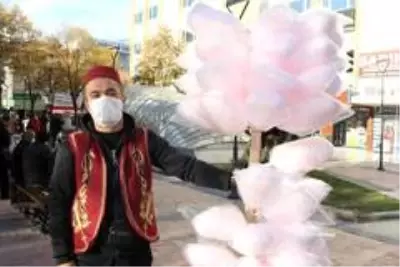 Isparta'ya pamuk şekerini sevdiren adam...Günde yaklaşık 30 kilometre yürüyüp pamuk şeker satıyor Isparta'ya pamuk şekerini sevdiren adam...Günde yaklaşık 30 kilometre yürüyüp pamuk şeker satıyor