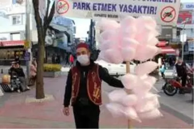 Isparta'ya pamuk şekerini sevdiren adam...Günde yaklaşık 30 kilometre yürüyüp pamuk şeker satıyor Isparta'ya pamuk şekerini sevdiren adam...Günde yaklaşık 30 kilometre yürüyüp pamuk şeker satıyor