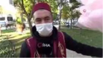Isparta'ya pamuk şekerini sevdiren adam...Günde yaklaşık 30 kilometre yürüyüp pamuk şeker satıyor Isparta'ya pamuk şekerini sevdiren adam...Günde yaklaşık 30 kilometre yürüyüp pamuk şeker satıyor