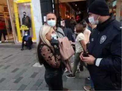 İstiklal Caddesi'nde korona virüs ve sigara denetimi İstiklal Caddesi'nde korona virüs ve sigara denetimi
