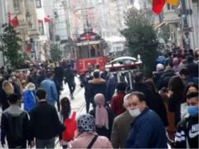 İstiklal Caddesi'nde korona virüs ve sigara denetimi İstiklal Caddesi'nde korona virüs ve sigara denetimi