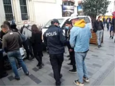 İstiklal Caddesi'nde korona virüs ve sigara denetimi İstiklal Caddesi'nde korona virüs ve sigara denetimi
