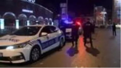 İzmir'de kısıtlamanın başlamasıyla sokaklar sessizliğe büründü İzmir'de kısıtlamanın başlamasıyla sokaklar sessizliğe büründü