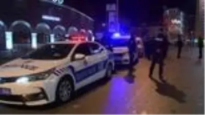 İzmir'de kısıtlamanın başlamasıyla sokaklar sessizliğe büründü İzmir'de kısıtlamanın başlamasıyla sokaklar sessizliğe büründü
