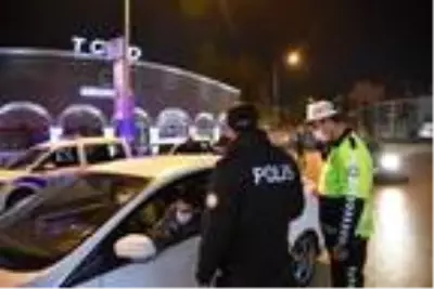 Son dakika... İzmir'de sokaklar boş kaldı Son dakika... İzmir'de sokaklar boş kaldı