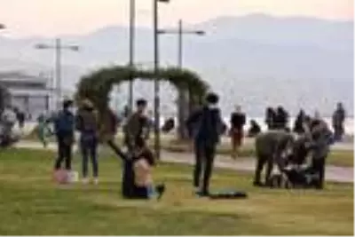 İzmir'de yasağa rağmen Kordon doldu, polis uyardı İzmir'de yasağa rağmen Kordon doldu, polis uyardı