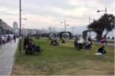 İzmir'de yasağa rağmen Kordon doldu, polis uyardı İzmir'de yasağa rağmen Kordon doldu, polis uyardı