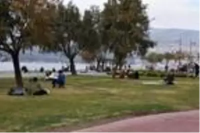 İzmir'de yasağa rağmen Kordon doldu, polis uyardı İzmir'de yasağa rağmen Kordon doldu, polis uyardı