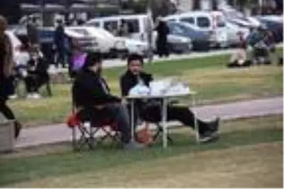 İzmir'de yasağa rağmen Kordon doldu, polis uyardı İzmir'de yasağa rağmen Kordon doldu, polis uyardı