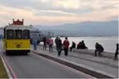 İzmir'de yasağa rağmen Kordon doldu, polis uyardı İzmir'de yasağa rağmen Kordon doldu, polis uyardı