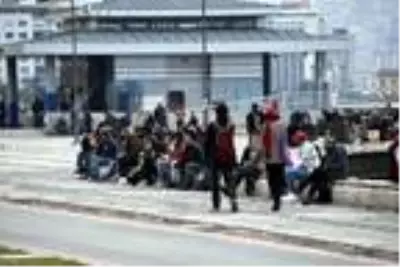 İzmir'de yasağa rağmen Kordon doldu, polis uyardı İzmir'de yasağa rağmen Kordon doldu, polis uyardı