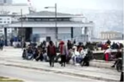 İzmir'de yasağa rağmen Kordon doldu, polis uyardı İzmir'de yasağa rağmen Kordon doldu, polis uyardı