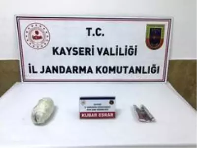 Jandarmanın çevirdiği yolcu otobüsünde 450 gram esrar ele geçirildi Jandarmanın çevirdiği yolcu otobüsünde 450 gram esrar ele geçirildi