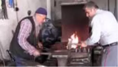 Kaleli demirci ustası, ekmeğini 70 yıldır demire şekil vererek kazanıyor Kaleli demirci ustası, ekmeğini 70 yıldır demire şekil vererek kazanıyor