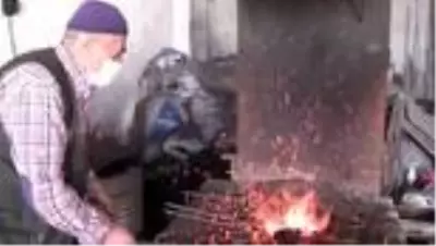 Kaleli demirci ustası, ekmeğini 70 yıldır demire şekil vererek kazanıyor Kaleli demirci ustası, ekmeğini 70 yıldır demire şekil vererek kazanıyor