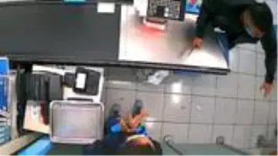 Kasiyere bıçak çekince kafasına turşu kavanozu yiyen gaspçı: Çalışanı tebrik edip kaçtım Kasiyere bıçak çekince kafasına turşu kavanozu yiyen gaspçı: Çalışanı tebrik edip kaçtım