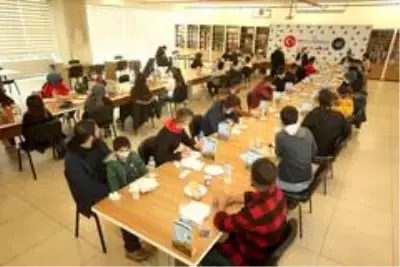 İpekyolu Kaymakamı Aslan gençlerle bir araya geldi İpekyolu Kaymakamı Aslan gençlerle bir araya geldi