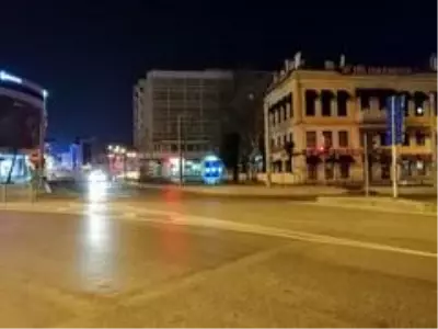 Kısıtlama sonrası meydanlar boşaldı Kısıtlama sonrası meydanlar boşaldı