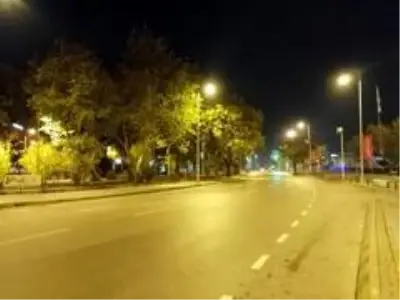 Kısıtlama sonrası meydanlar boşaldı Kısıtlama sonrası meydanlar boşaldı