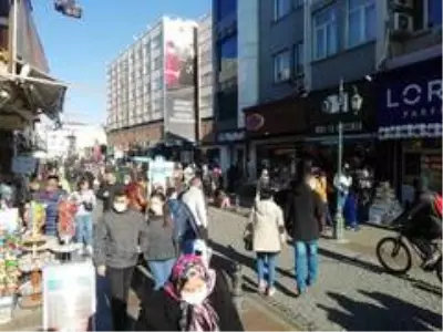Kısıtlamanın bitmesiyle Eskişehir'in işlek caddeleri doldu Kısıtlamanın bitmesiyle Eskişehir'in işlek caddeleri doldu