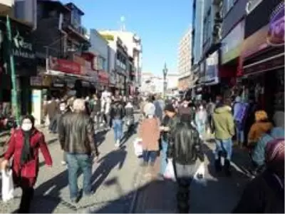 Kısıtlamanın bitmesiyle Eskişehir'in işlek caddeleri doldu Kısıtlamanın bitmesiyle Eskişehir'in işlek caddeleri doldu