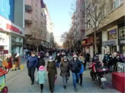 Kısıtlamanın bitmesiyle Eskişehir'in işlek caddeleri doldu Kısıtlamanın bitmesiyle Eskişehir'in işlek caddeleri doldu
