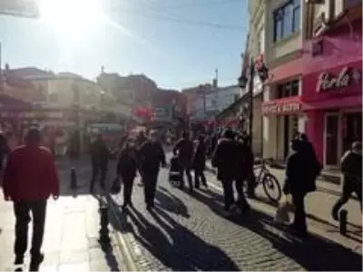 Kısıtlamanın bitmesiyle Eskişehir'in işlek caddeleri doldu Kısıtlamanın bitmesiyle Eskişehir'in işlek caddeleri doldu