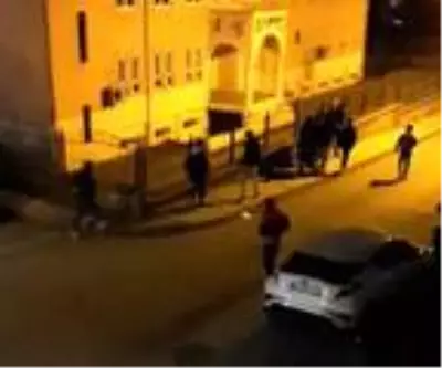 Son dakika haberi... Kısıtlamaya rağmen sokak ortasındaki kavga kamerada Son dakika haberi... Kısıtlamaya rağmen sokak ortasındaki kavga kamerada