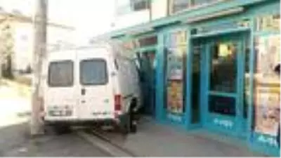 Kontrolden çıkan minibüs markete girdi Kontrolden çıkan minibüs markete girdi