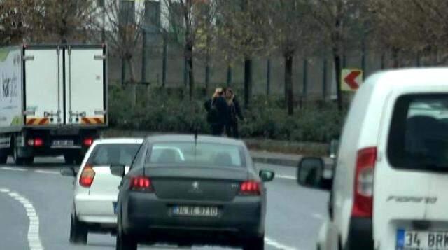 Korona morona dinlemiyorlar! İstanbul'da yol kenarında fuhuş pazarlığı kameralara yansıdı Korona morona dinlemiyorlar! İstanbul'da yol kenarında fuhuş pazarlığı kameralara yansıdı