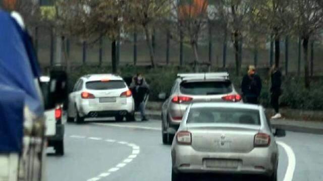 Korona morona dinlemiyorlar! İstanbul'da yol kenarında fuhuş pazarlığı kameralara yansıdı Korona morona dinlemiyorlar! İstanbul'da yol kenarında fuhuş pazarlığı kameralara yansıdı