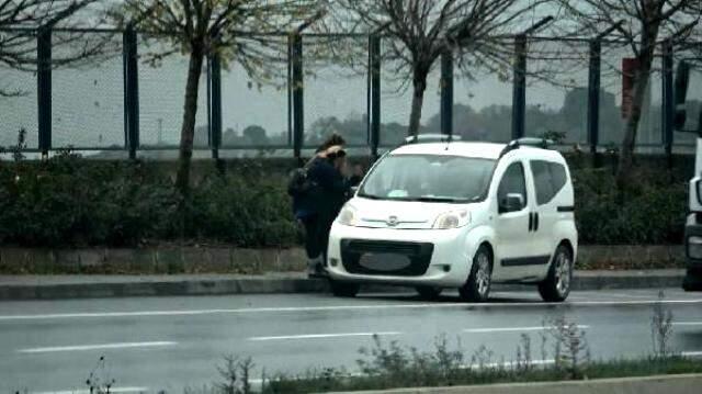 Korona morona dinlemiyorlar! İstanbul'da yol kenarında fuhuş pazarlığı kameralara yansıdı Korona morona dinlemiyorlar! İstanbul'da yol kenarında fuhuş pazarlığı kameralara yansıdı