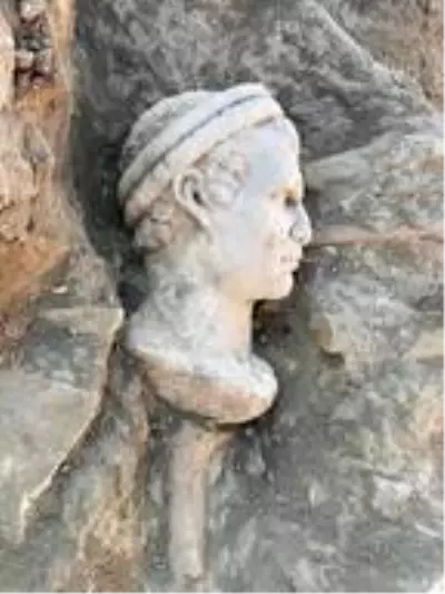 Laodikya'da 2 bin yıllık rahip başı heykeli gün yüzüne çıkarıldı Laodikya'da 2 bin yıllık rahip başı heykeli gün yüzüne çıkarıldı