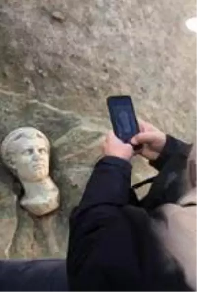 Laodikya'da 2 bin yıllık rahip başı heykeli gün yüzüne çıkarıldı Laodikya'da 2 bin yıllık rahip başı heykeli gün yüzüne çıkarıldı