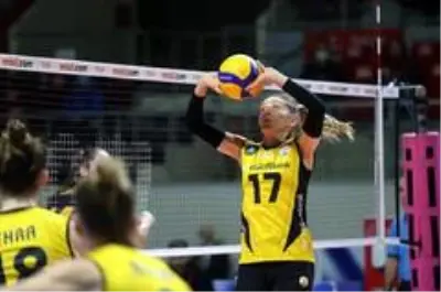 Lider VakıfBank, Galatasaray'a set vermedi Lider VakıfBank, Galatasaray'a set vermedi