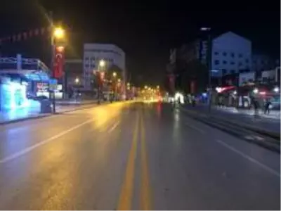 Malatya'da sokağa çıkma kısıtlaması başladı Malatya'da sokağa çıkma kısıtlaması başladı