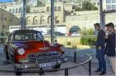 Mardin'e gelen ilk otomobil turistlerin ilgi odağı oldu Mardin'e gelen ilk otomobil turistlerin ilgi odağı oldu