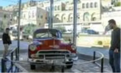 Mardin'e gelen ilk otomobil turistlerin ilgi odağı oldu Mardin'e gelen ilk otomobil turistlerin ilgi odağı oldu