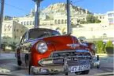 Mardin'e gelen ilk otomobil turistlerin ilgi odağı oldu Mardin'e gelen ilk otomobil turistlerin ilgi odağı oldu